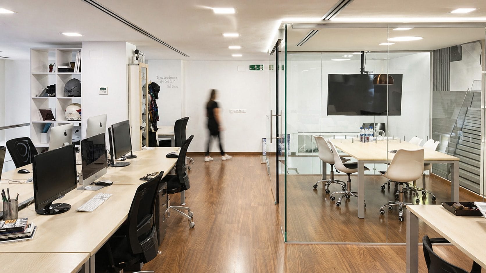 Zona de trabajo y sala de reuniones del estudio de Mariona Agency