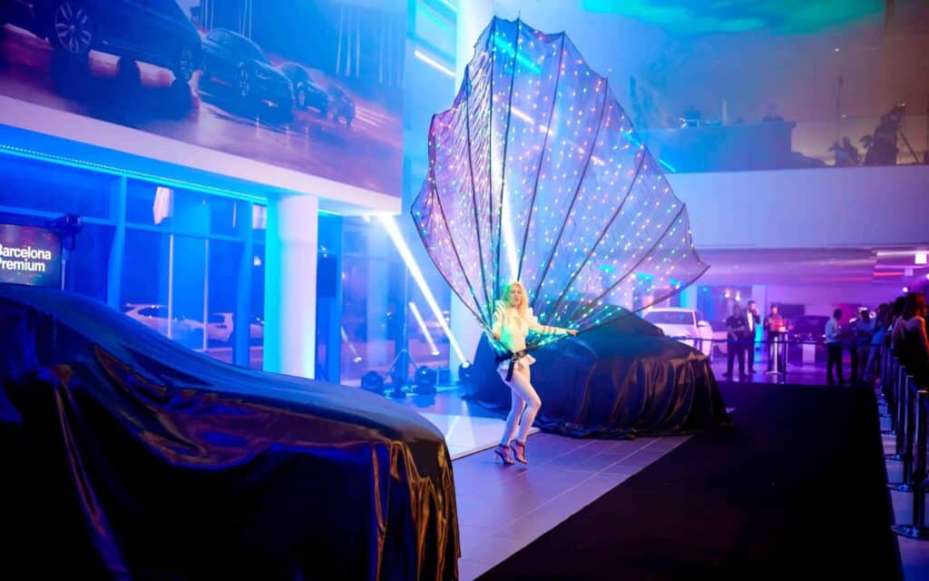 Cantante en directo durante el evento de flotas BMW en la Zona Franca