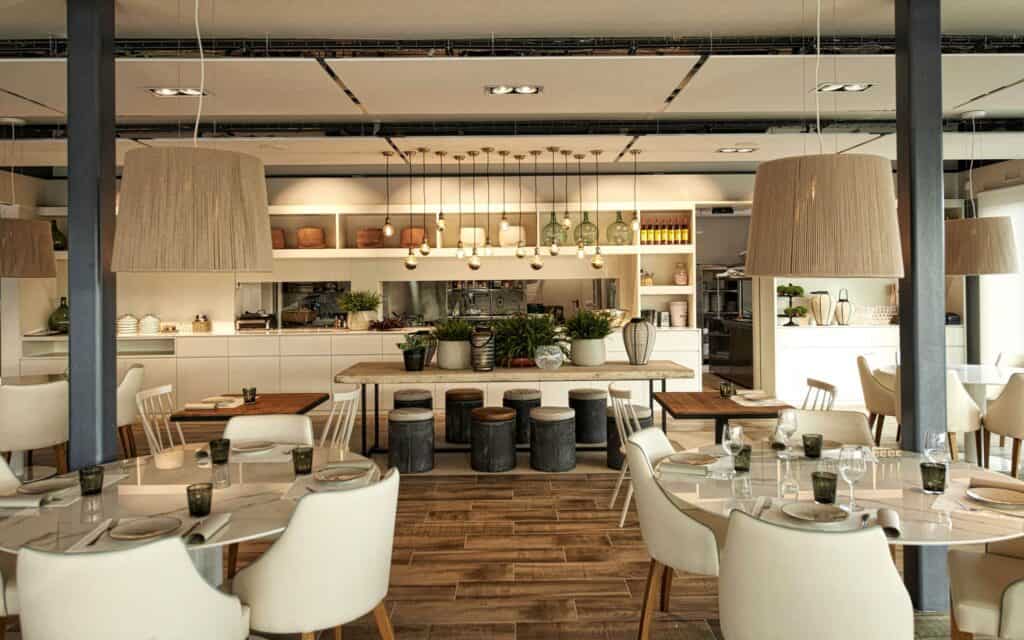 Interior del local de Brau con la identidad de Mariona Agency