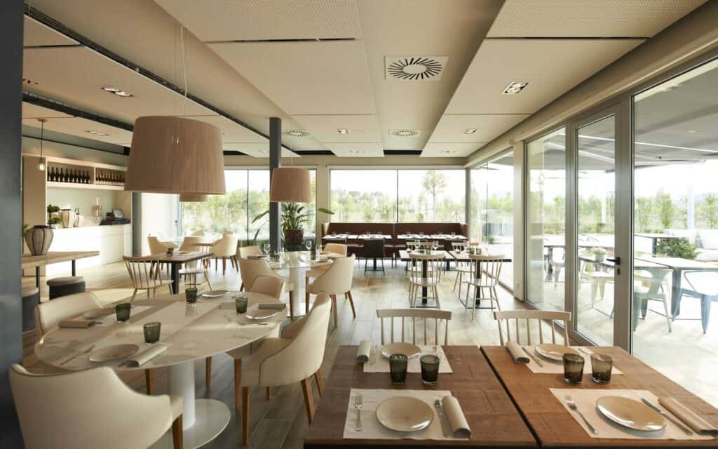 Sala de Brau vestida con la marca creada por Mariona Agency