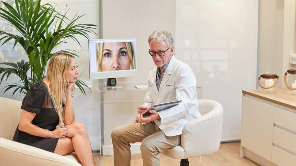 Paleta y sistema tipográfico de Clínica de La Mirada, por Mariona Agency