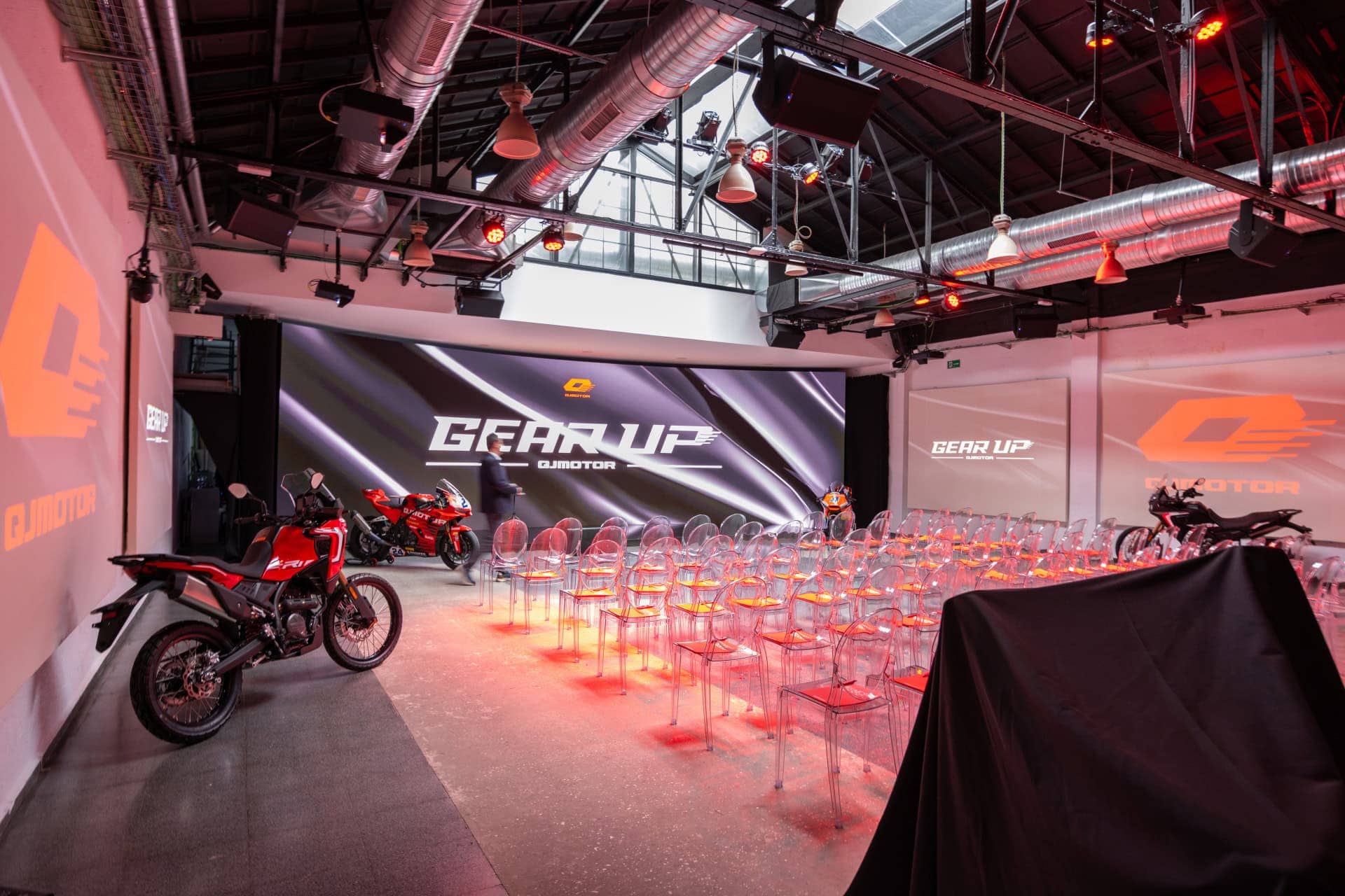 La sala de la convención de QJ Motor de 2026 en Madrid, en rojo