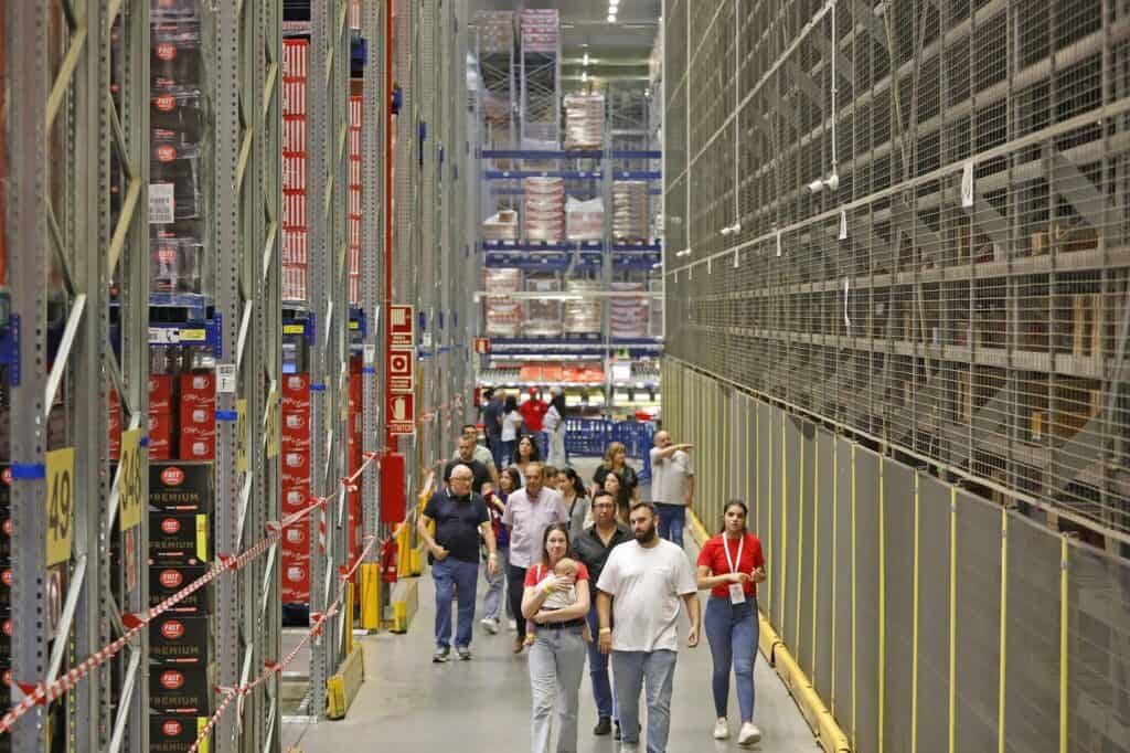 Recorrido por el centro logístico de Frit Ravich organizado por Mariona Agency