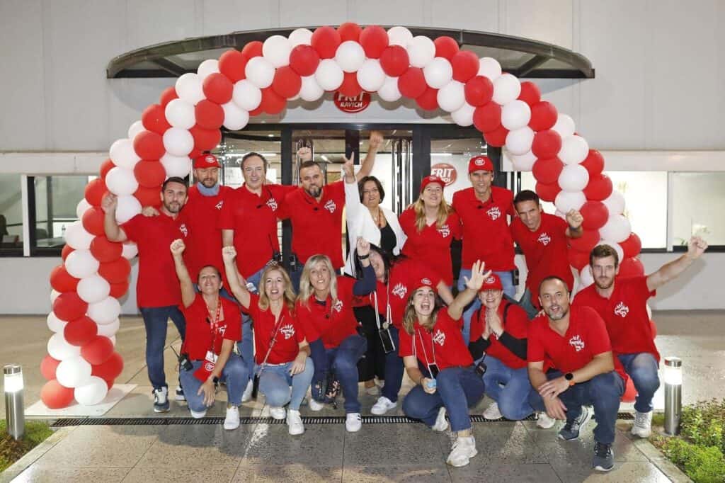 Equipo de Frit Ravich disfrutando del evento dinamizado por Mariona Agency