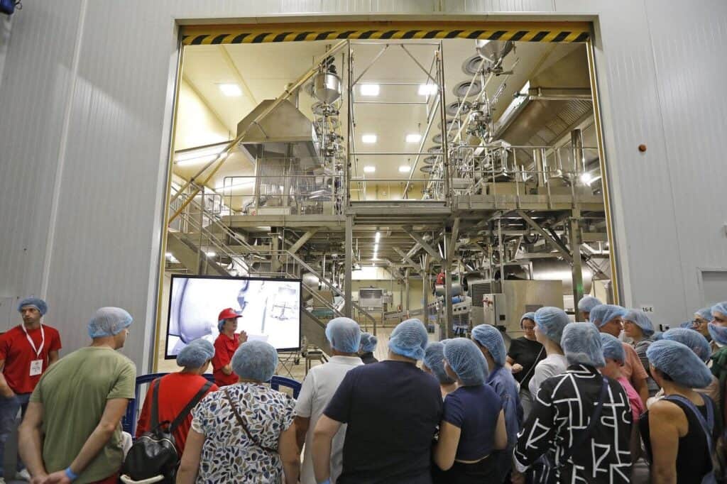 Visita a planta de producción de Frit Ravich guiada por Mariona Agency