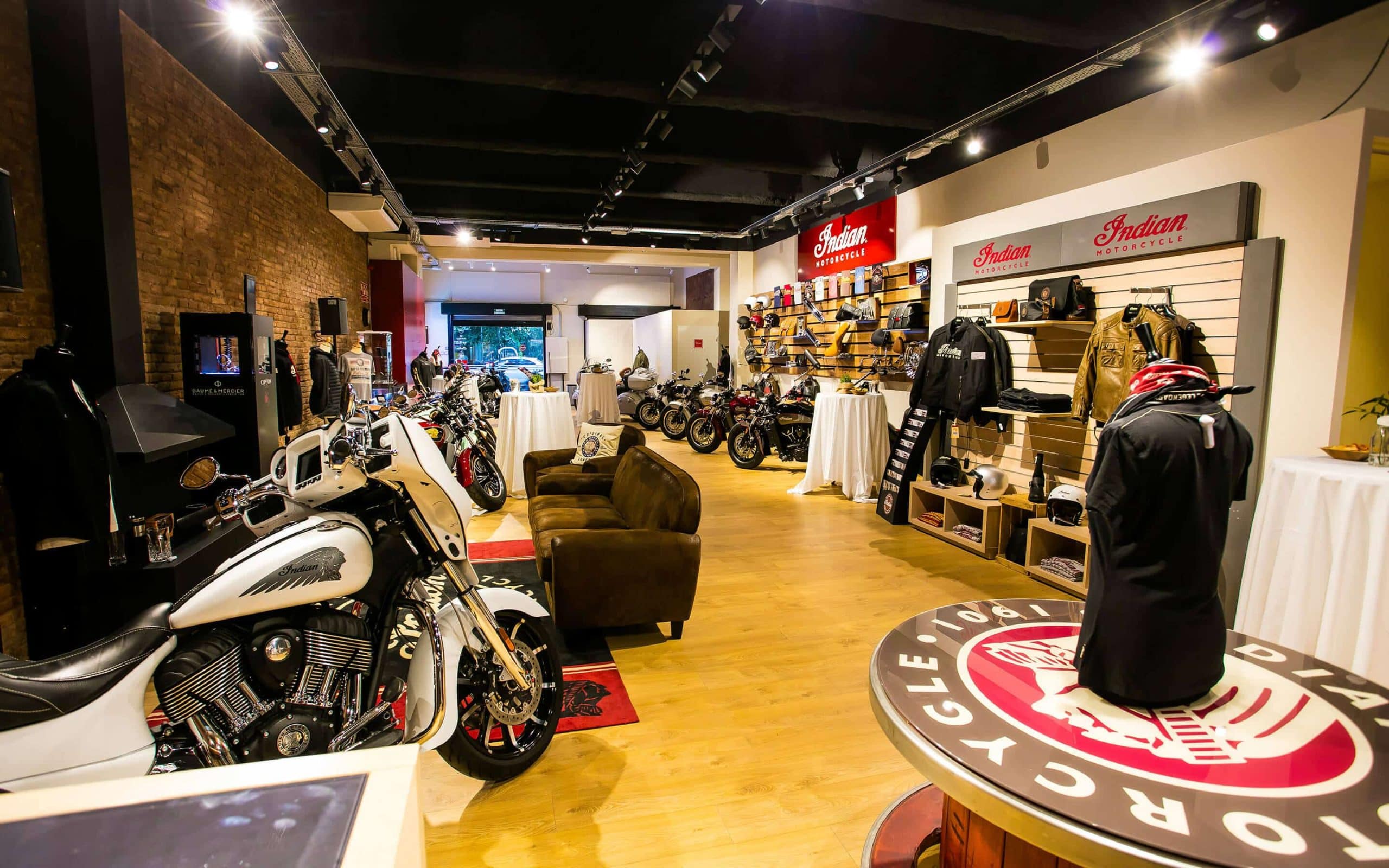 La tienda de Motos Bordoy en la calle Balmes de Barcelona: motos de Indian, ropa y accesorios