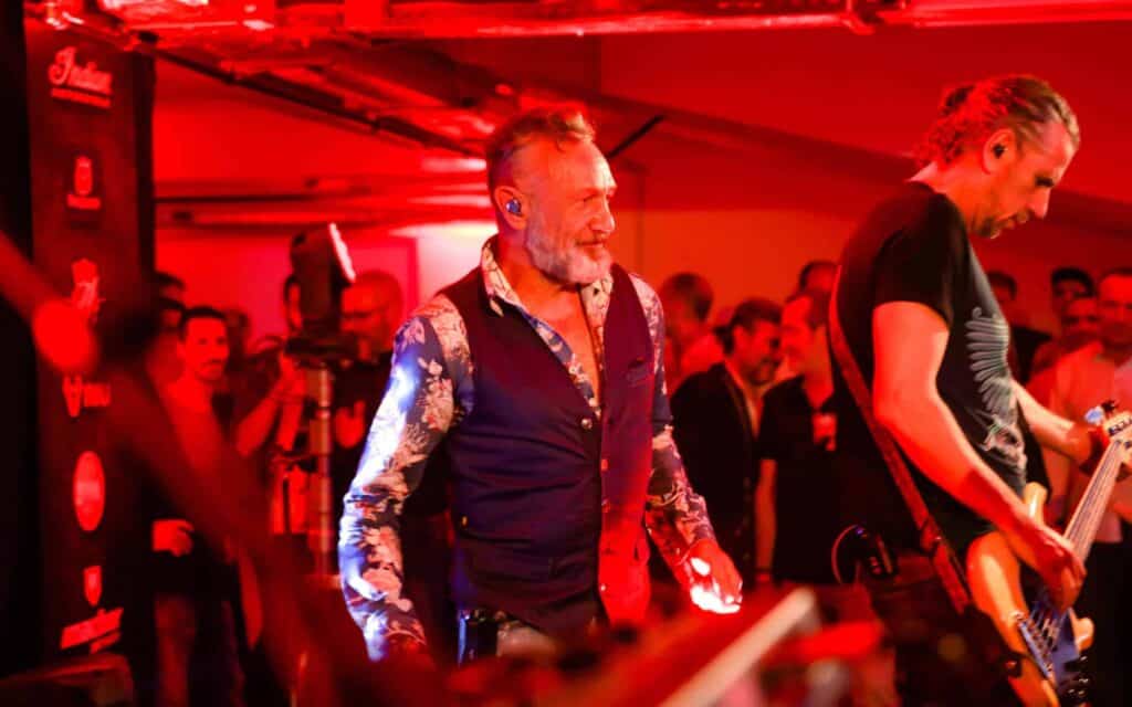Público disfrutando del concierto en la inauguración de Motos Bordoy