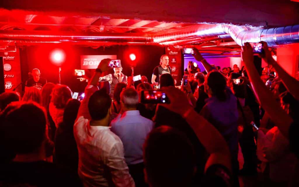 Momento del concierto de La Unión en la inauguración de Motos Bordoy