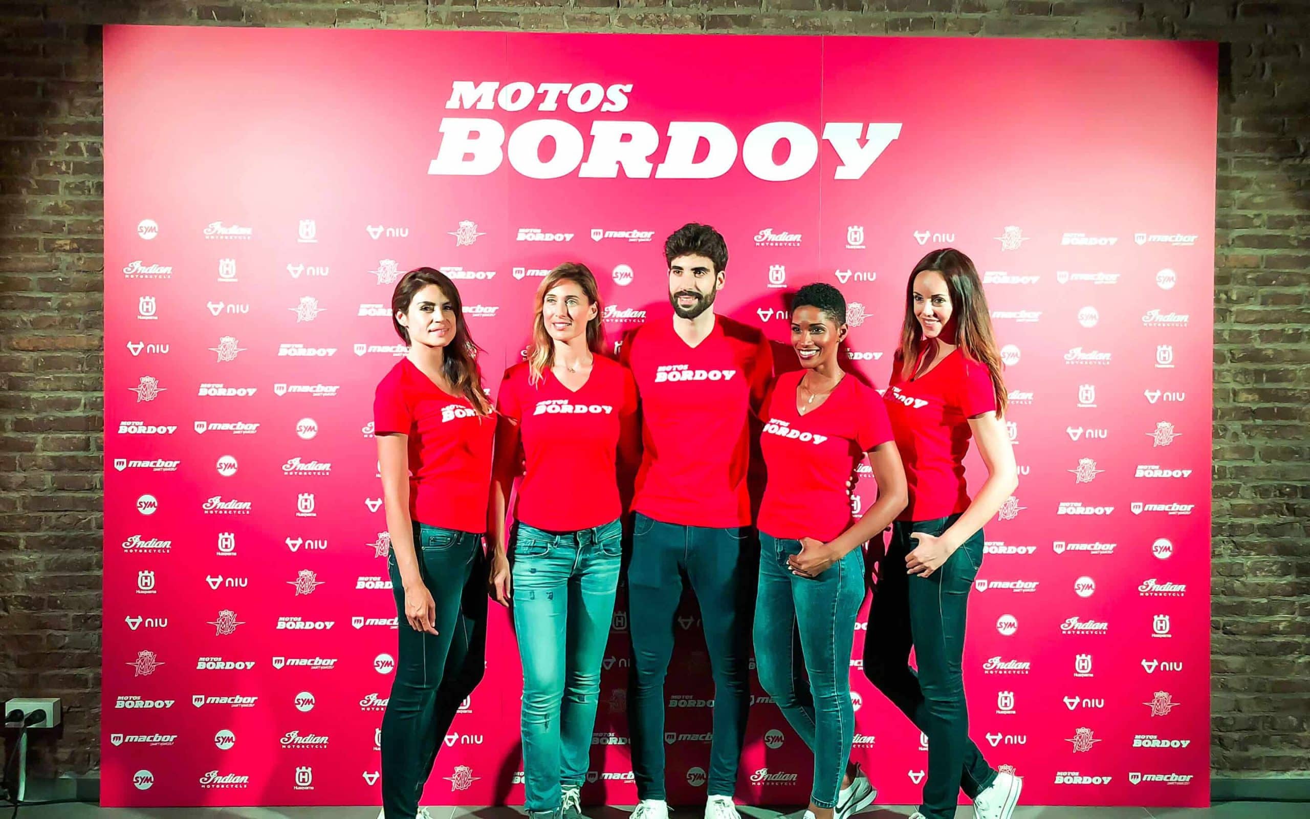 El equipo de la apertura ante el photocall de Motos Bordoy