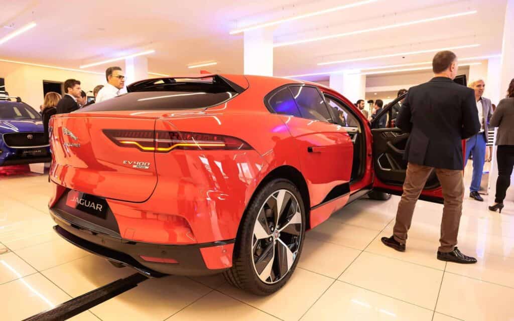 Vehículos Jaguar y Land Rover expuestos en la apertura del concesionario de Sant Boi