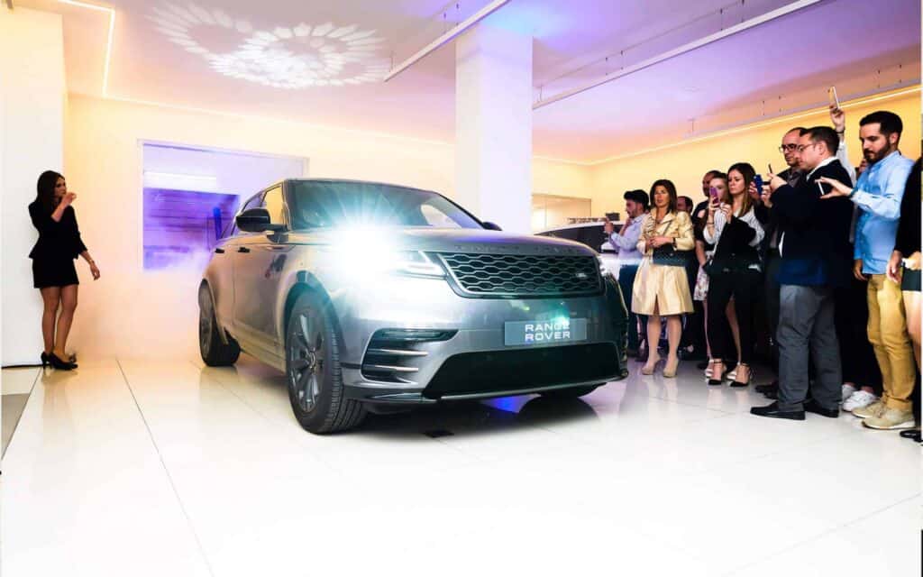 Asistentes a la inauguración del concesionario Jaguar Land Rover Sant Boi