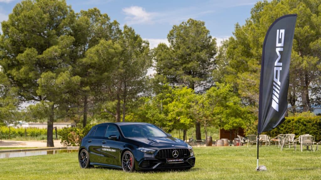 Bandera AMG junto a un Mercedes-Benz en las Cavas Vilarnau, evento Dreamer de Mariona Agency