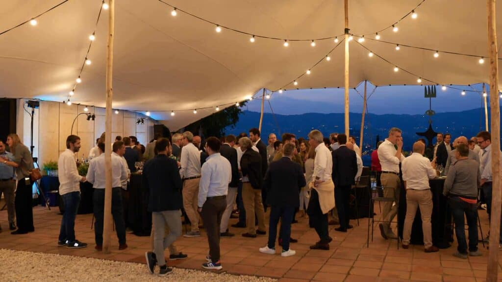 Clientes de NTT Data durante la cena cocktail diseñada por Mariona Agency