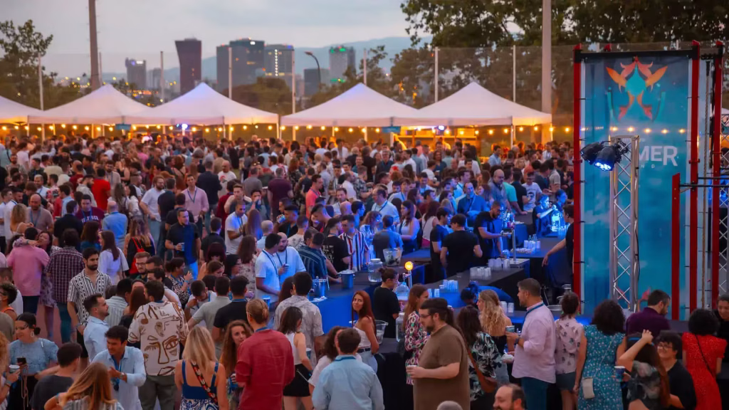 Ambiente festivo del Summer Sound de NTT DATA dirigido por Mariona Agency
