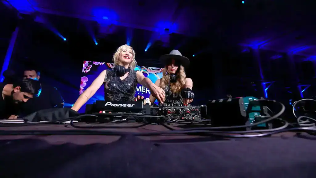 Cierre del Summer Sound de NTT DATA en Barcelona, firmado por Mariona Agency
