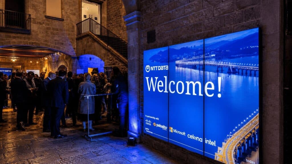 Pantalla de bienvenida con la identidad de NTT Data, diseño de Mariona Agency