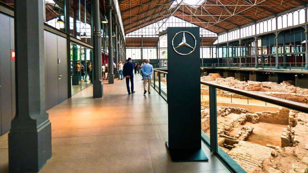 Exhibición de generaciones del Mercedes SL organizada por Mariona Agency en El Born