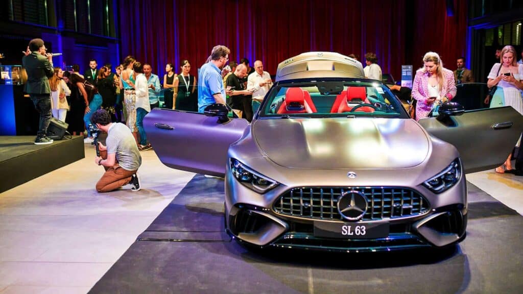 Invitados fotografiando el nuevo Mercedes-AMG SL en su presentación en El Born