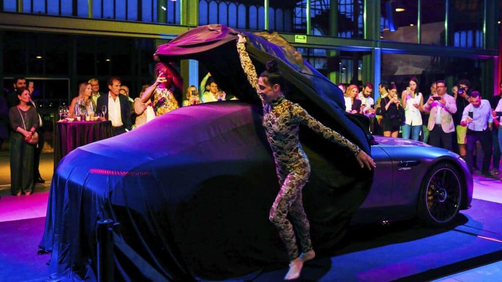Momento en que se descubre el Mercedes-AMG SL durante la presentación en El Born