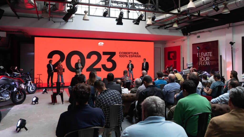 Público asistente al lanzamiento de QJ Motor con Mariona Agency