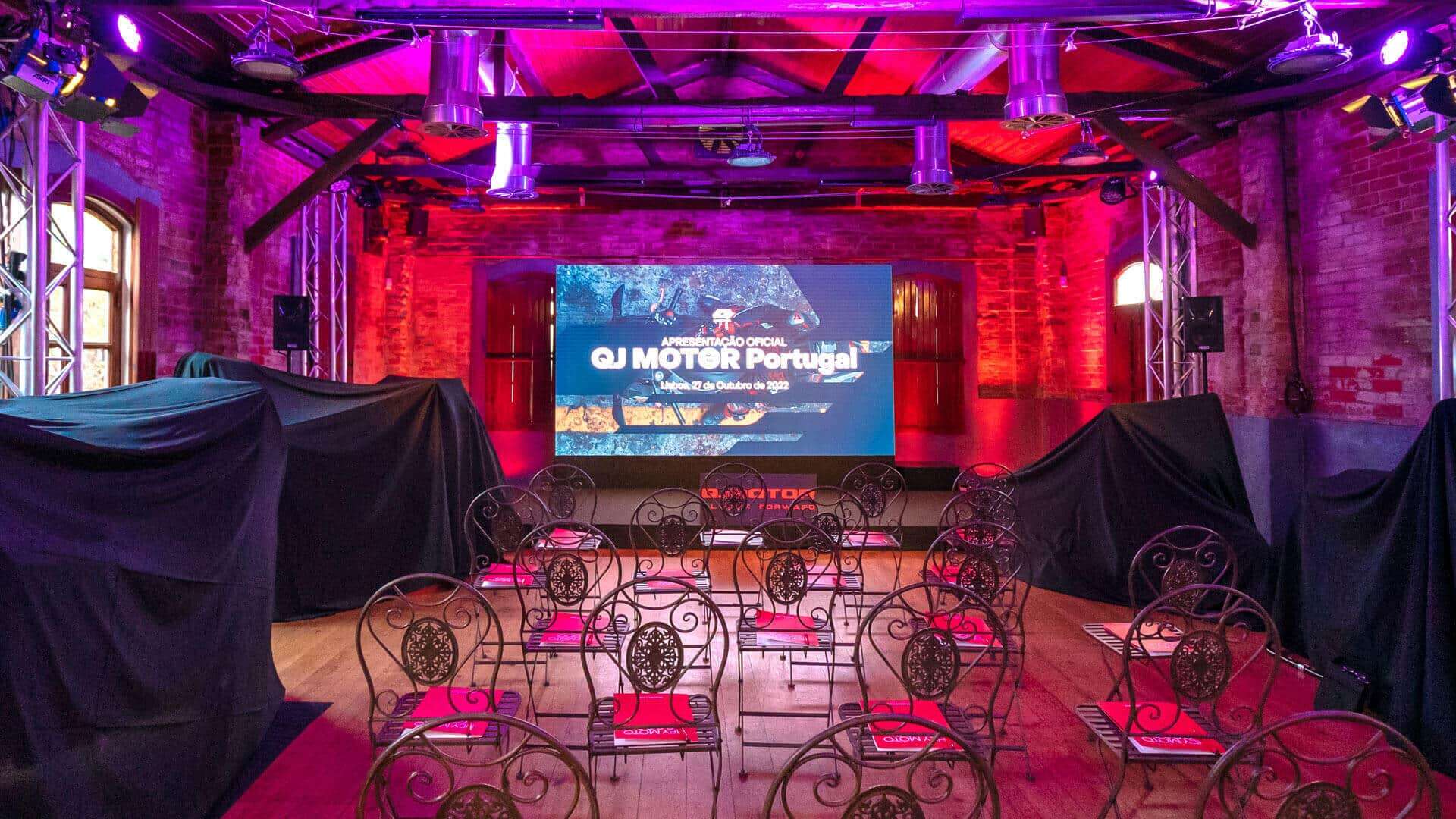 La sala de la presentación de QJ Motor a la prensa en Portugal