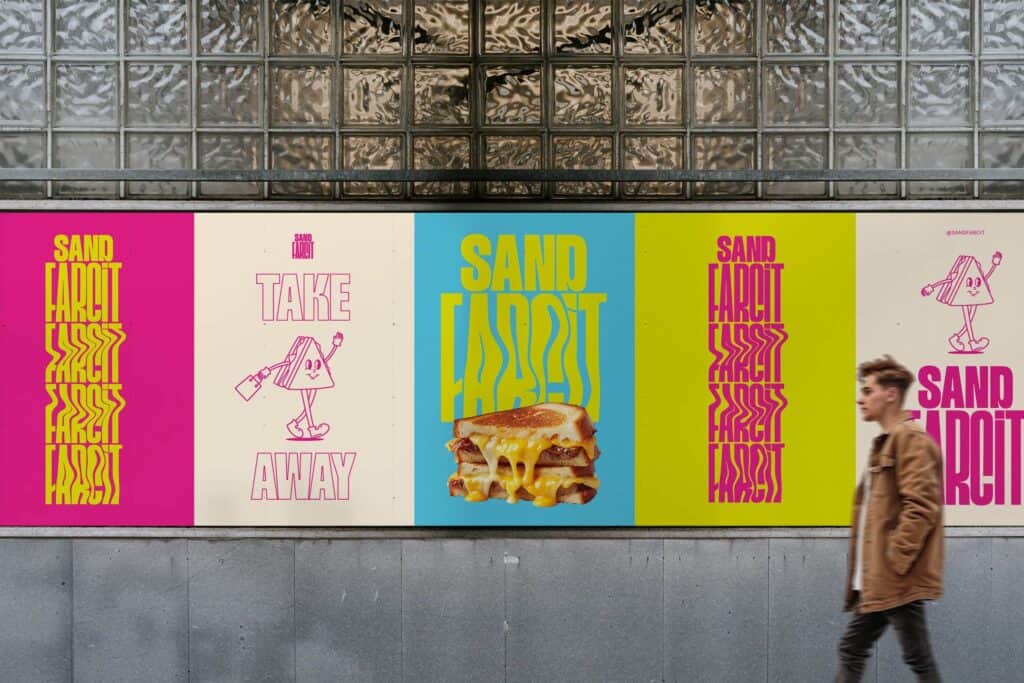 Carteles de Sand Farcit en la calle, con el nombre de la marca en varios colores