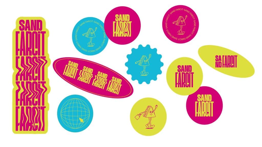 Pegatinas y chapas con las versiones del logotipo de Sand Farcit