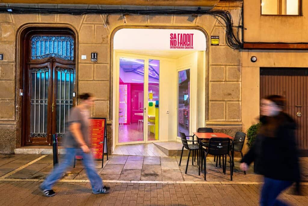 Fachada de Sand Farcit en Sant Cugat, con el nombre en el rótulo de la entrada