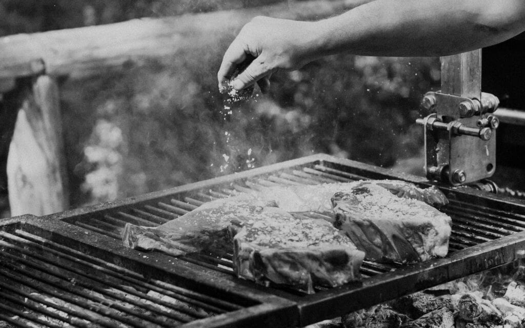 Montaje de catering de The Butler con la gráfica de Mariona Agency