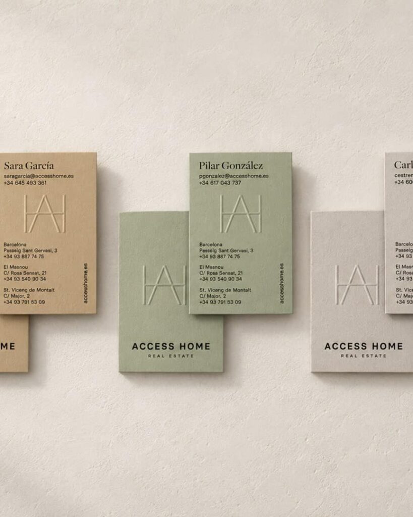 Recreación: tarjetas de visita de Access Home en tres colores, con el monograma en relieve