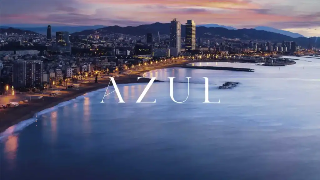 Logotipo de Azul Rooftop Barceloneta sobre fondo fotográfico, branding de Mariona Agency