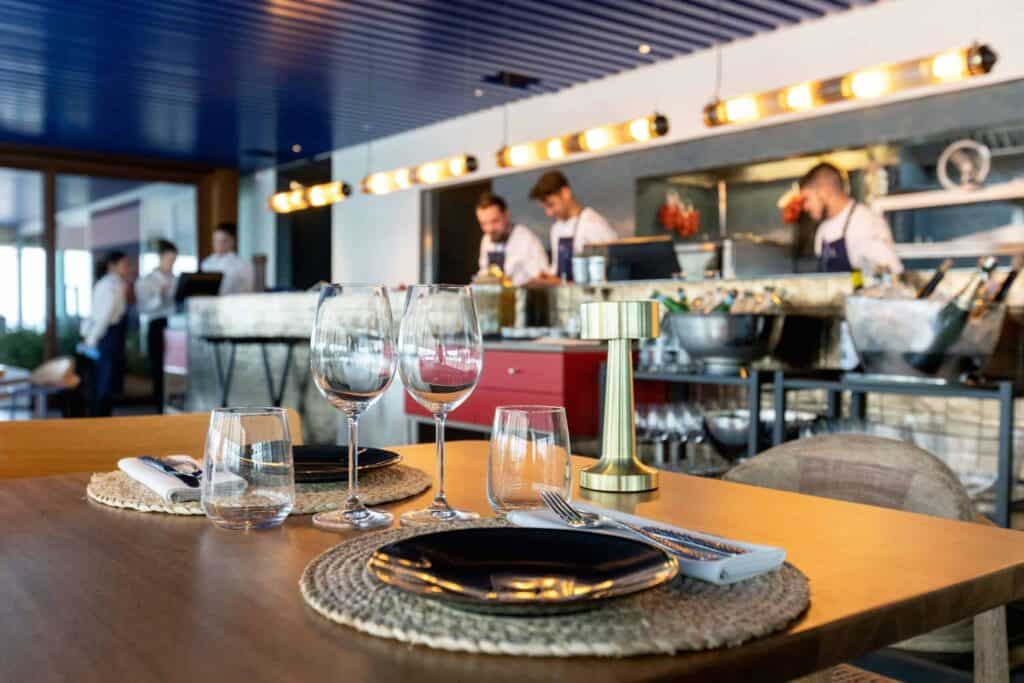 Diseño de carta del restaurante Azul Rooftop, obra de Mariona Agency