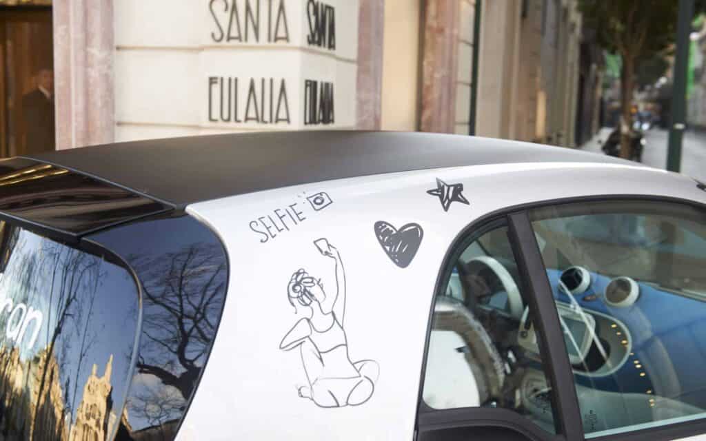 El nuevo smart recorriendo Barcelona durante la campaña de influencers
