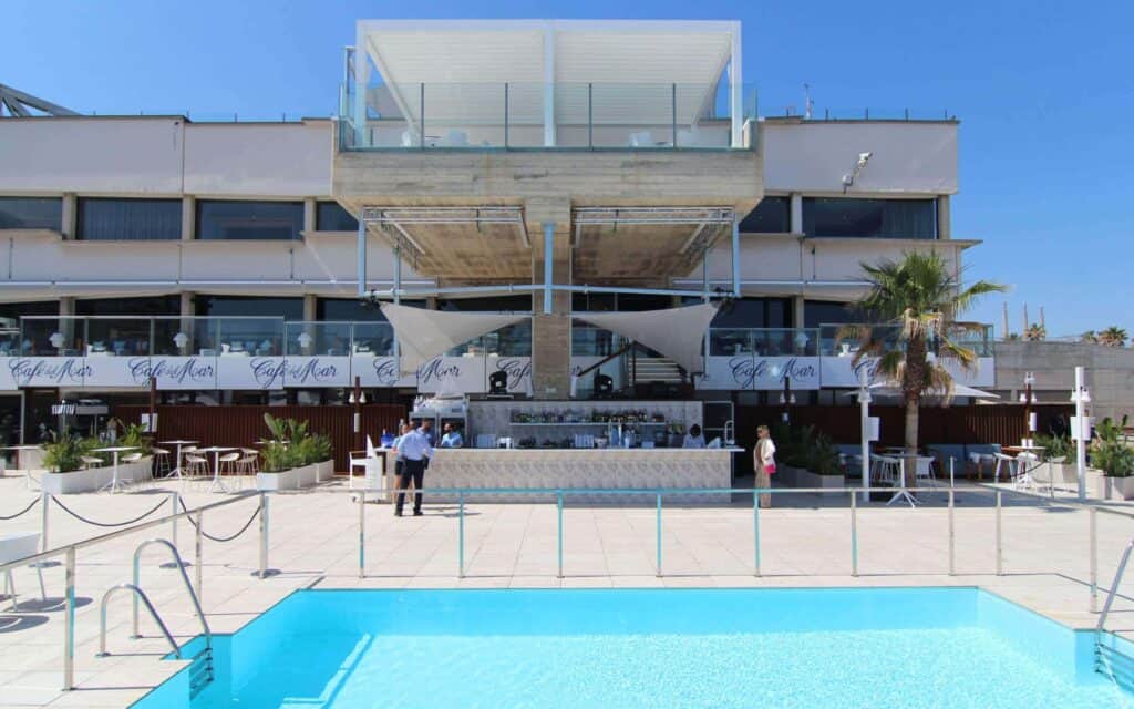 Ambiente al atardecer de Café del Mar Barcelona, marca de Mariona Agency