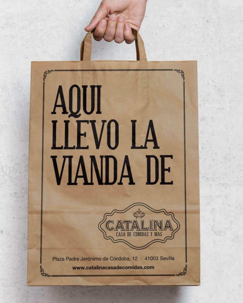 Bolsa de papel kraft de Catalina Casa de Comidas y Más: «Aquí llevo la vianda de Catalina»