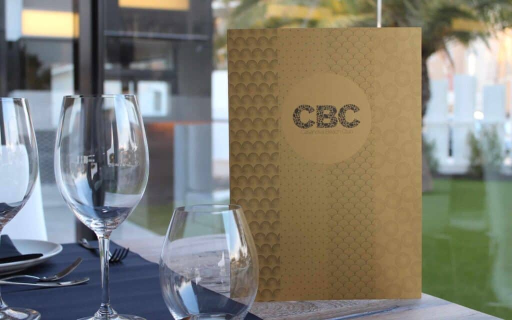 Zona de piscina de CBC con la marca de Mariona Agency