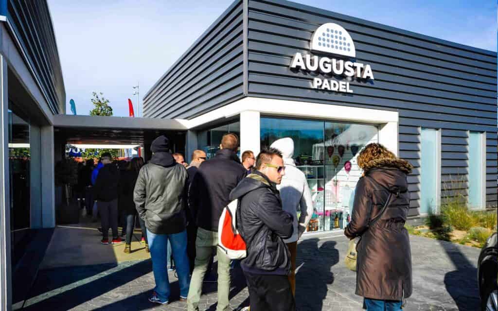Rotulación de pista diseñada por Mariona Agency para el torneo de Augusta Padel