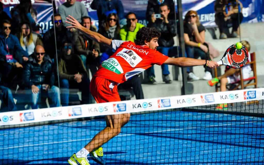 Jugadores en la pista central de Augusta Padel implantada con Mariona Agency