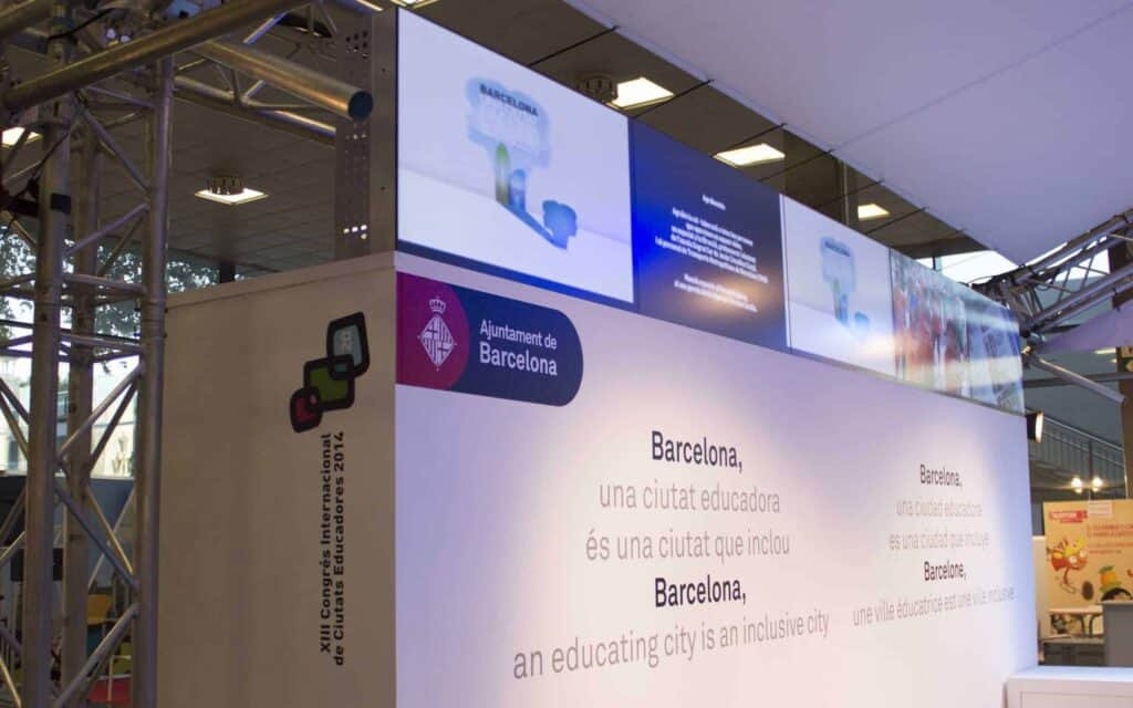 Señalética diseñada por Mariona Agency para el stand del Ajuntament de Barcelona