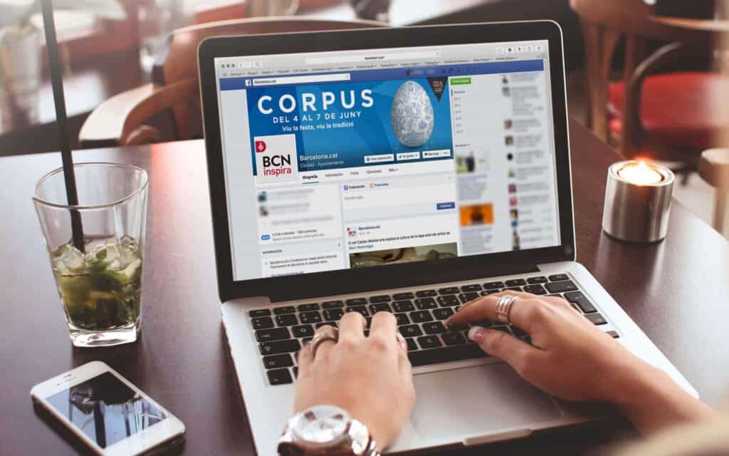Tótem informativo de Corpus Barcelona, sistema gráfico de Mariona Agency