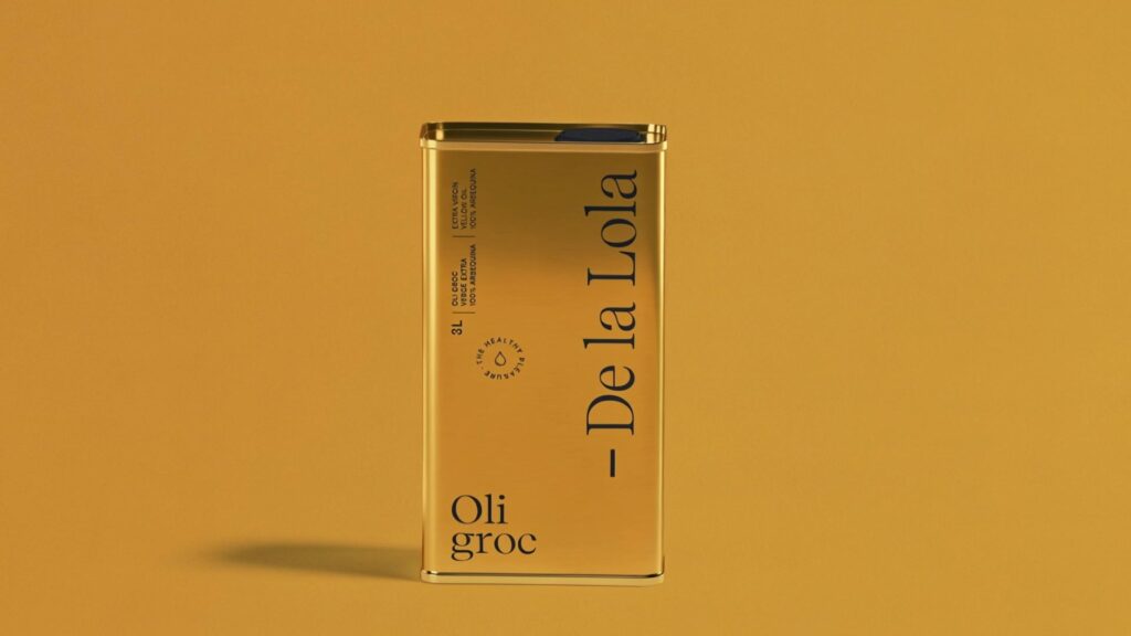 Lata de aceite Oli groc de De la Lola, con el logotipo en vertical, sobre fondo mostaza
