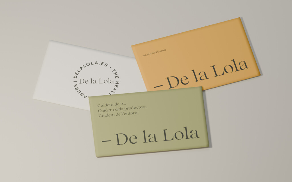 De la Lola stationery: cards and envelopes in ochre, olive green and cream, with the brand’s signature, seal and messages