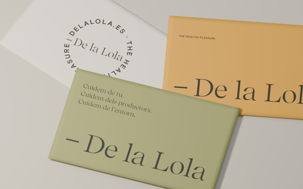 Detail of the De la Lola stationery with the circular seal and the brand’s messages