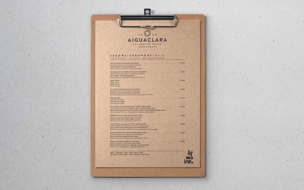 Ambiente mediterráneo del Hotel Aiguaclara con gráfica de Mariona Agency