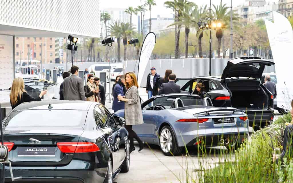 Escenografía montada sobre el Port Vell para la presentación del Jaguar F-Pace