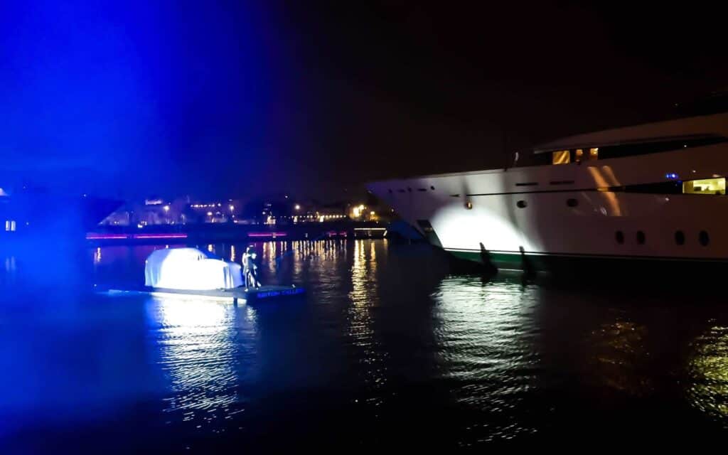 Ambiente nocturno del evento de presentación del Jaguar F-Pace en el puerto