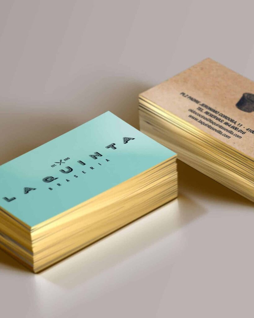 Tarjetas de La Quinta Brasería en turquesa y kraft, con el canto dorado
