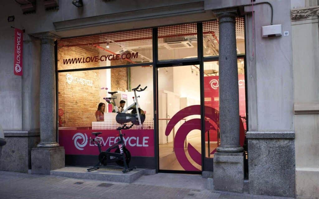 Sala de cycling de LoveCycle con la marca de Mariona Agency