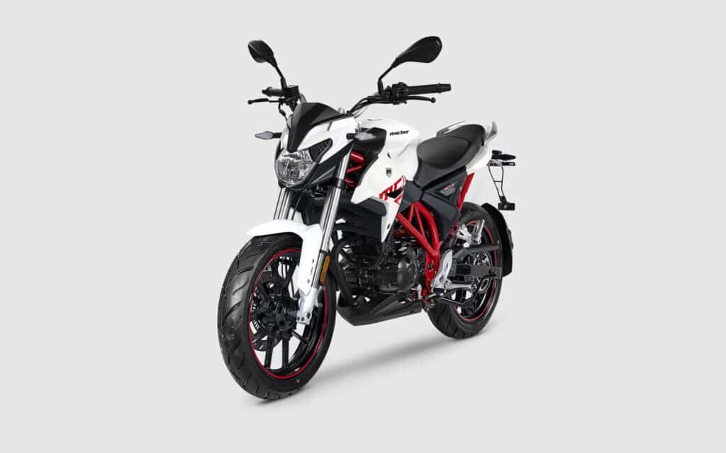 Moto Macbor blanca y roja fotografiada en estudio sobre fondo gris