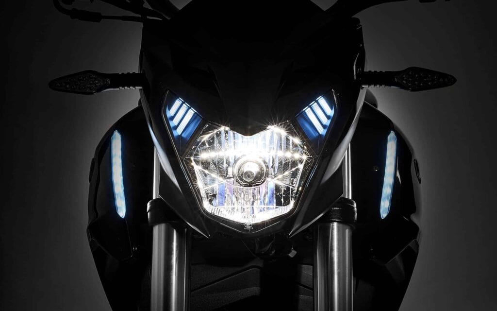 Faro de una moto Macbor encendido en la oscuridad